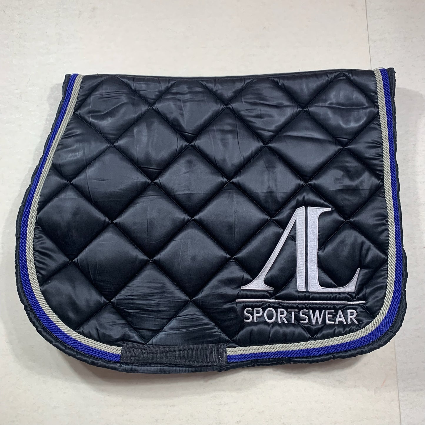 Tapis Alexandra Ledermann – Noir liseré bleu – Full