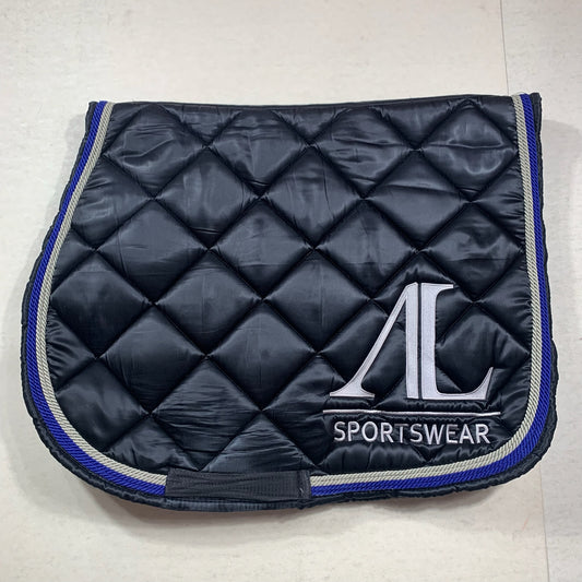 Tapis Alexandra Ledermann – Noir liseré bleu – Full