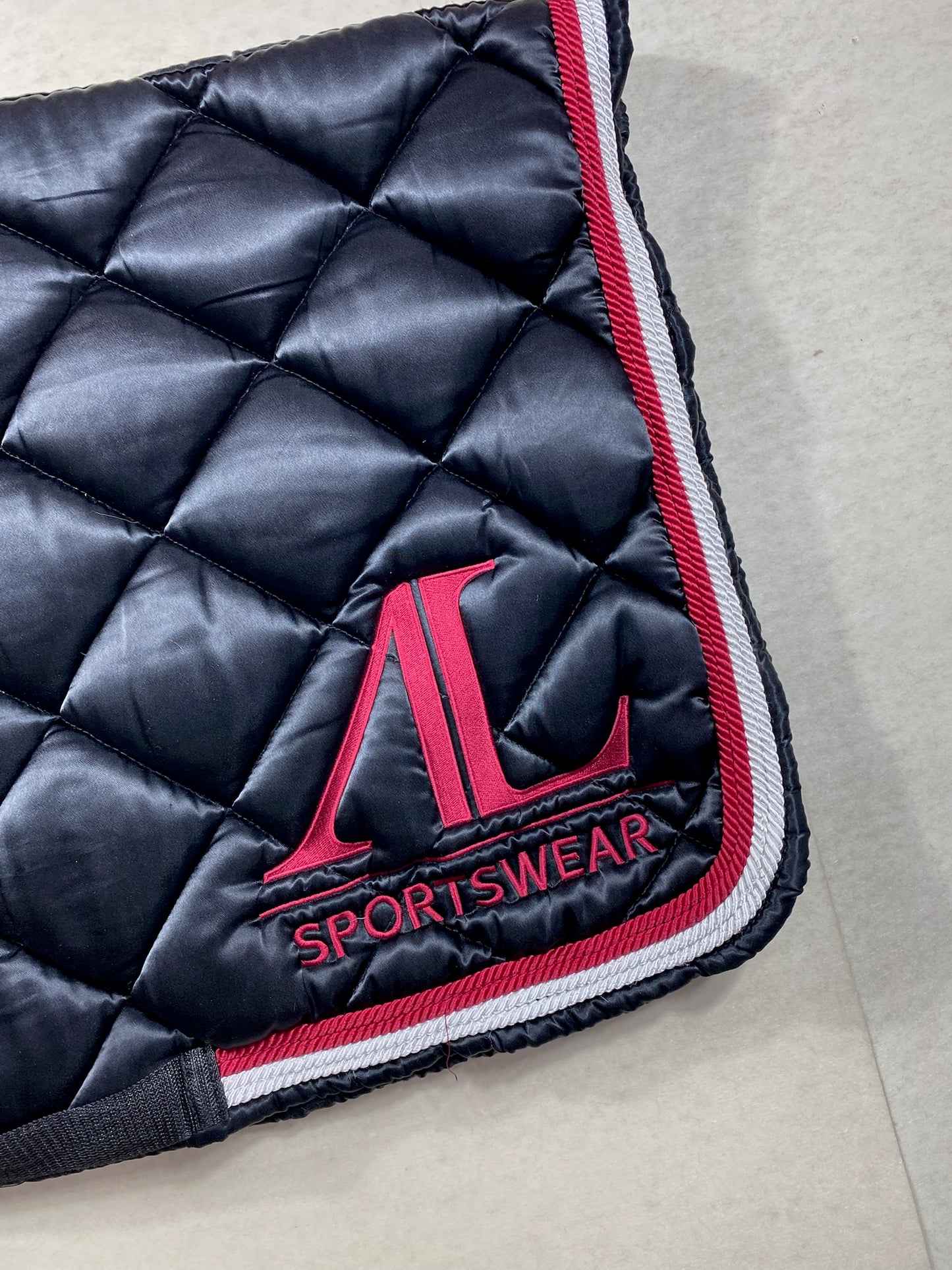 Tapis Alexandra Ledermann – Noir et Rouge – Taille Full